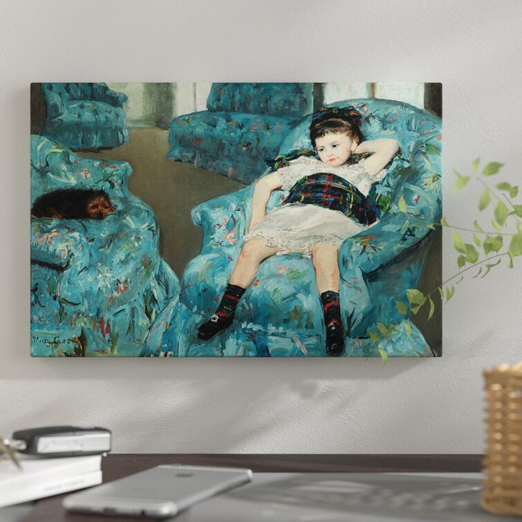 Petite fille dans un fauteuil bleu