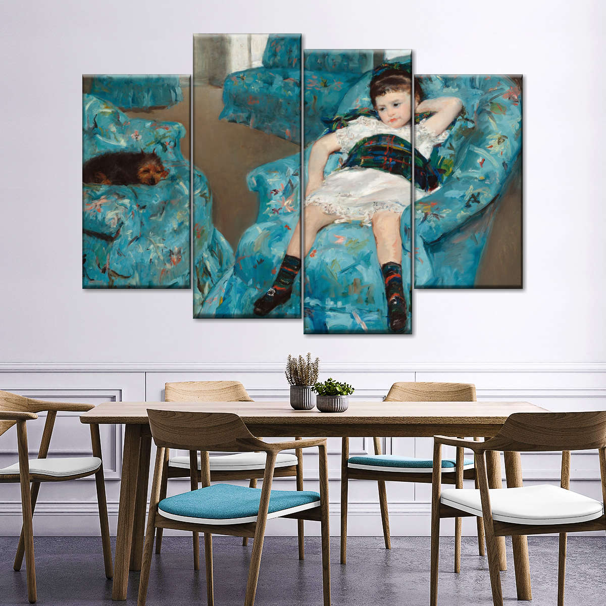 Petite fille dans un fauteuil bleu