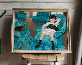 Petite fille dans un fauteuil bleu