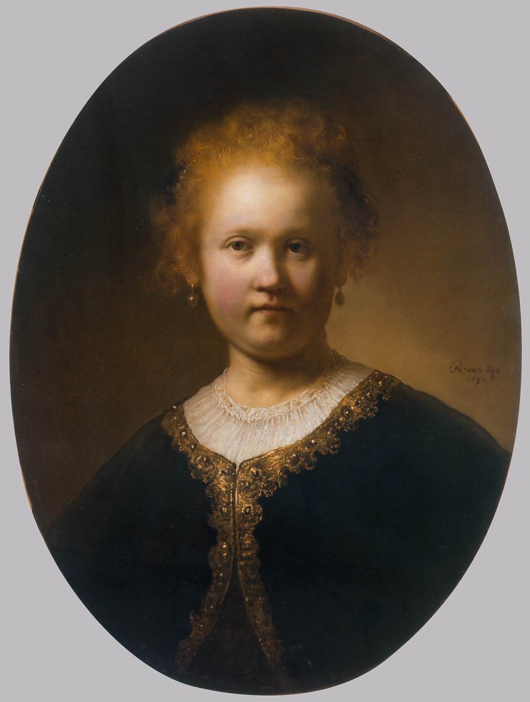 Jente som bærer et gullbinert lag