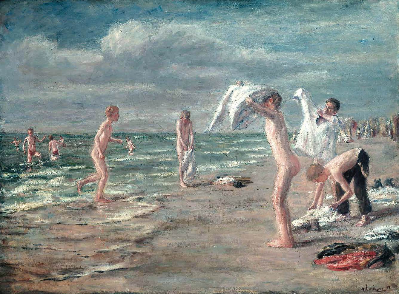 Les enfants prenant un bain