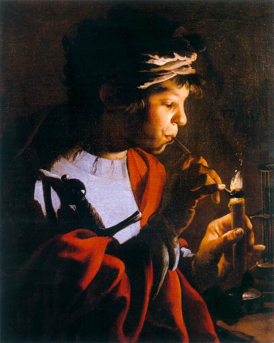 Garçon illuminant une pipe d'une bougie