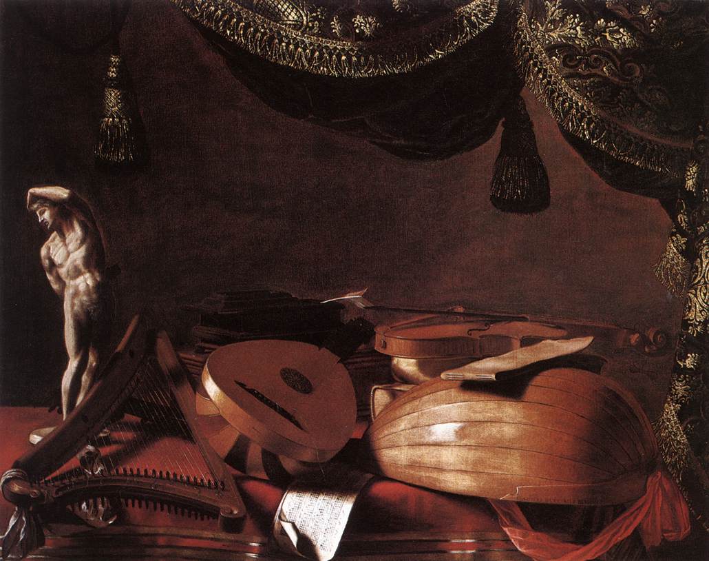 Soulever la nature avec des instruments de musique et une petite statue classique