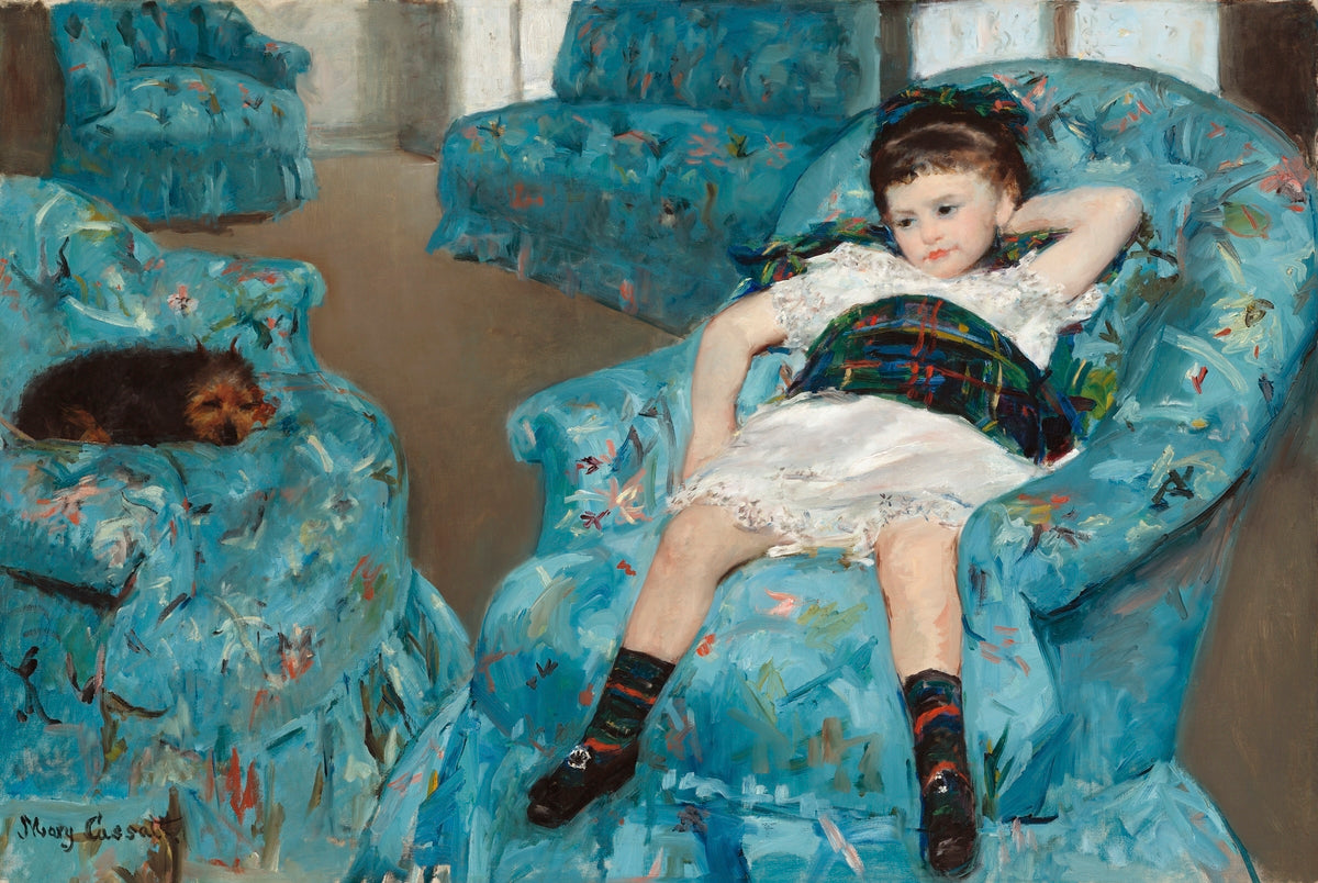 Lille pige i en blå lænestol