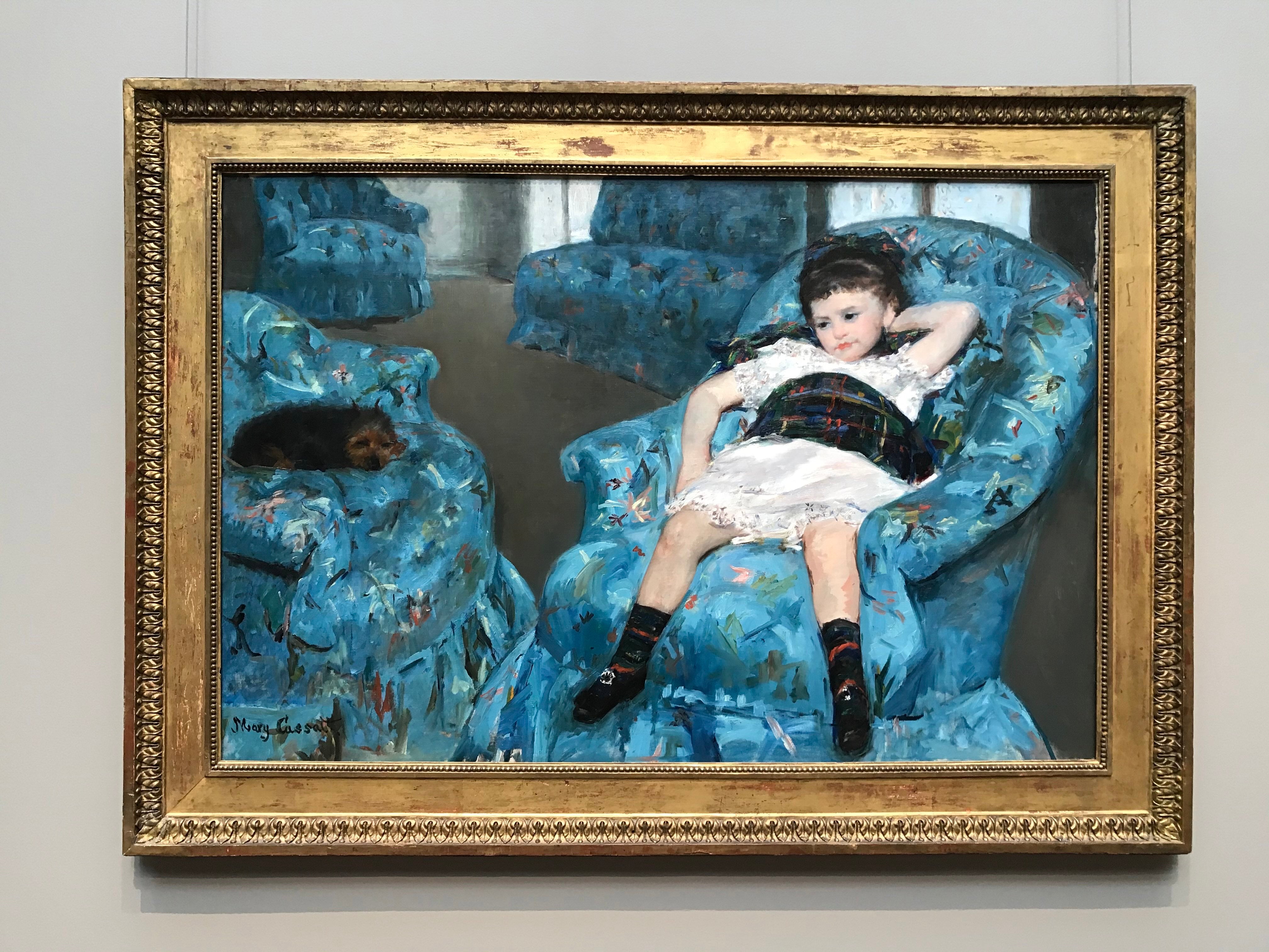 Petite fille dans un fauteuil bleu