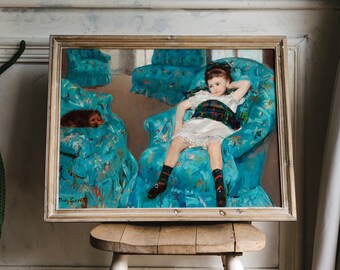 Kleines Mädchen in einem blauen Sessel