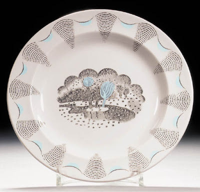 Une assiette de son service de «voyage» conçu pour Wedgwood