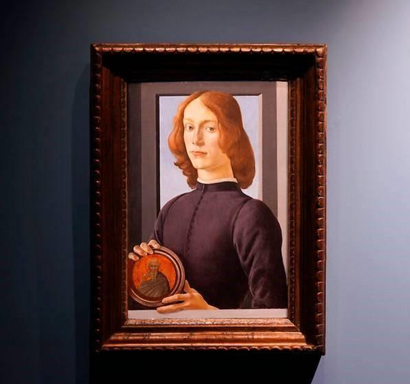 pintura Retrato De Un Joven Sosteniendo Un Medallón - Botticelli