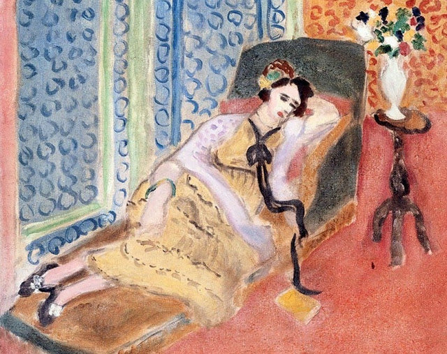 Junge Frau auf einer Couch. Schwarzes Band 1922