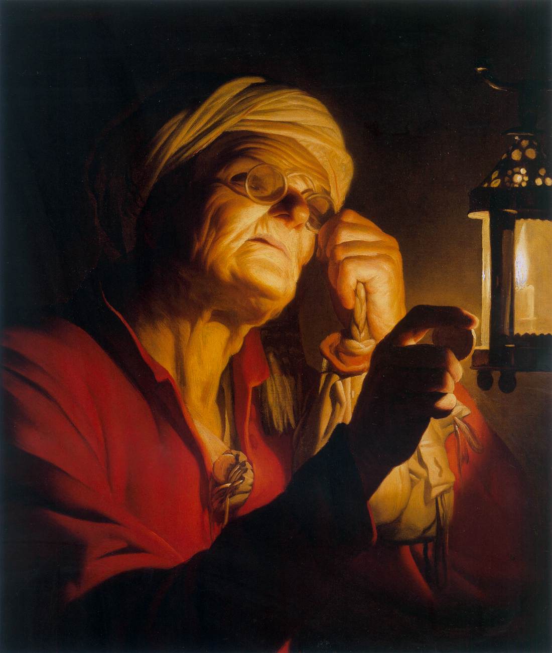 Anciana Examinando una Moneda Por una Linterna