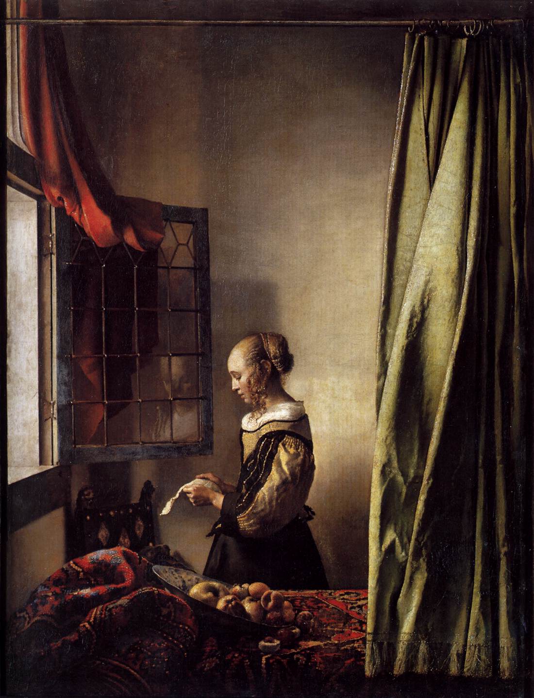 ילדה קוראת מכתב בחלון פתוח