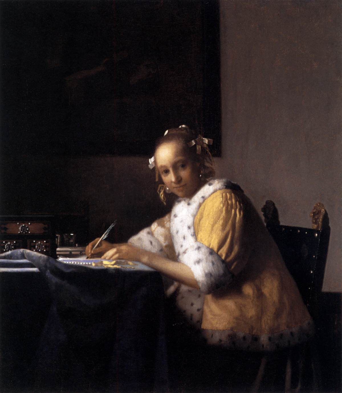 Eine Frau, die einen Brief schreibt
