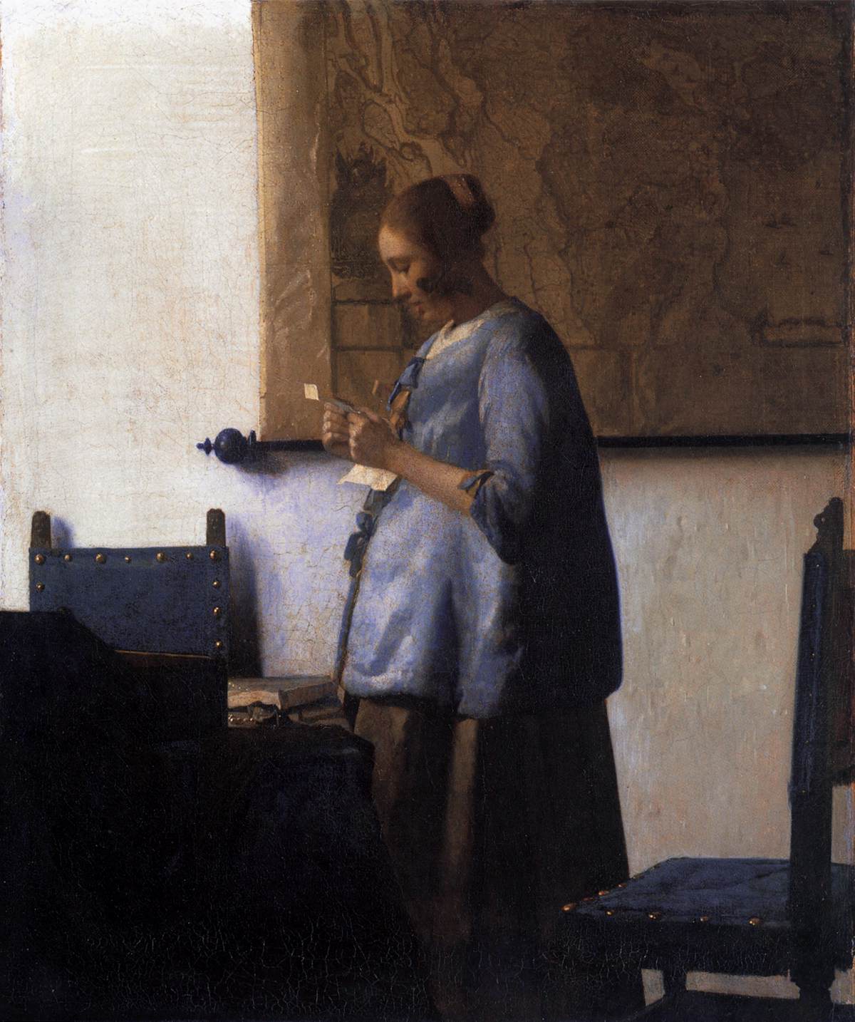 Blå kvinde, der læser et brev