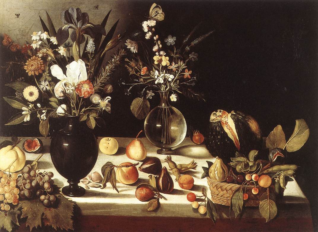 Une table chargée de fleurs et de fruits