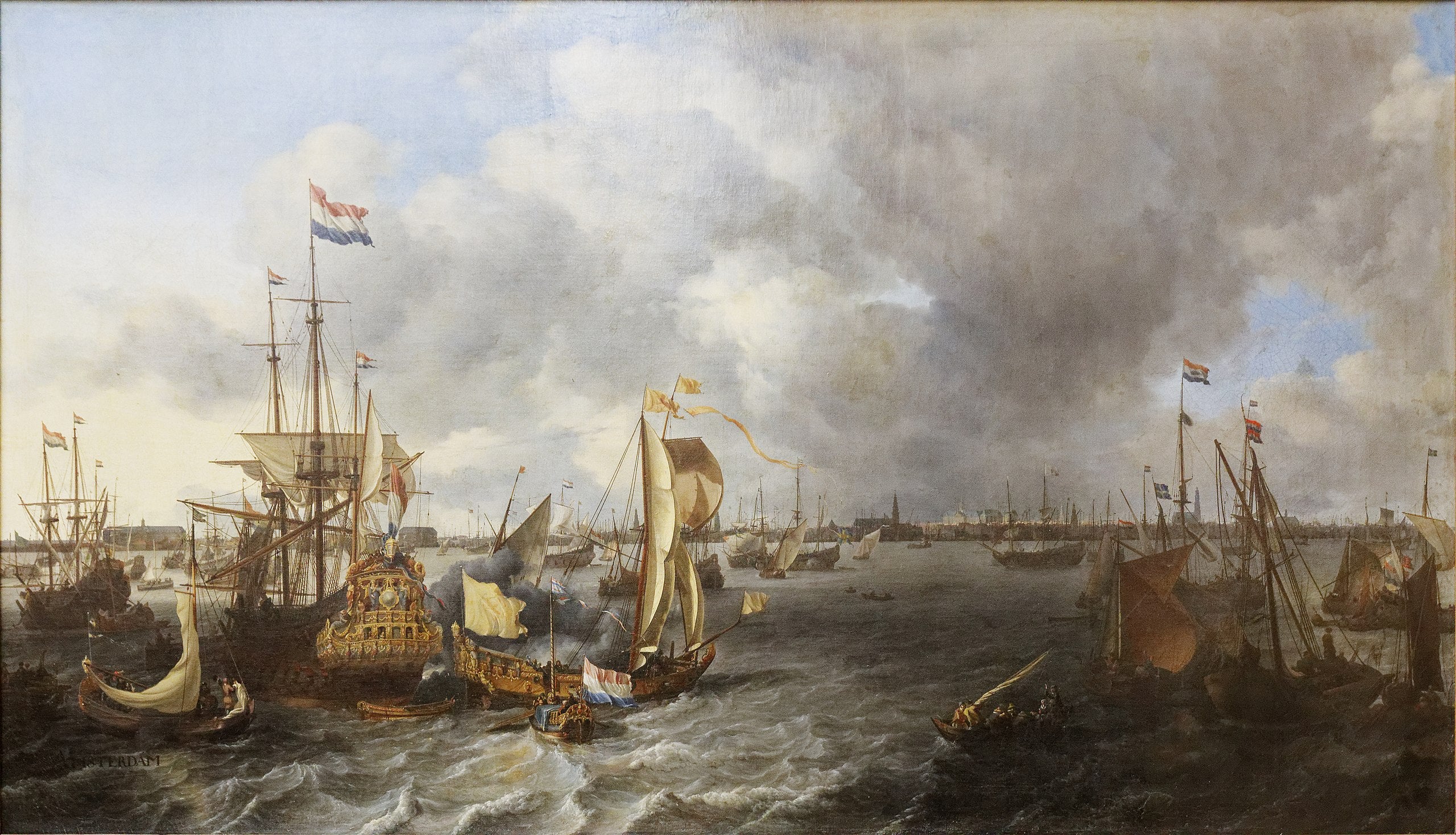 Vista de Amsterdã com barcos no The Ij