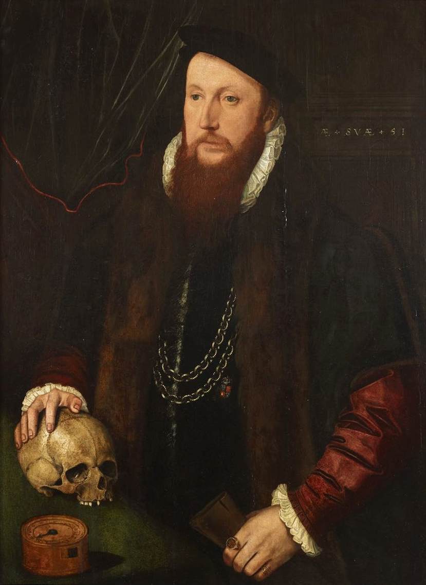 William Ffytch avec sa main sur un crâne