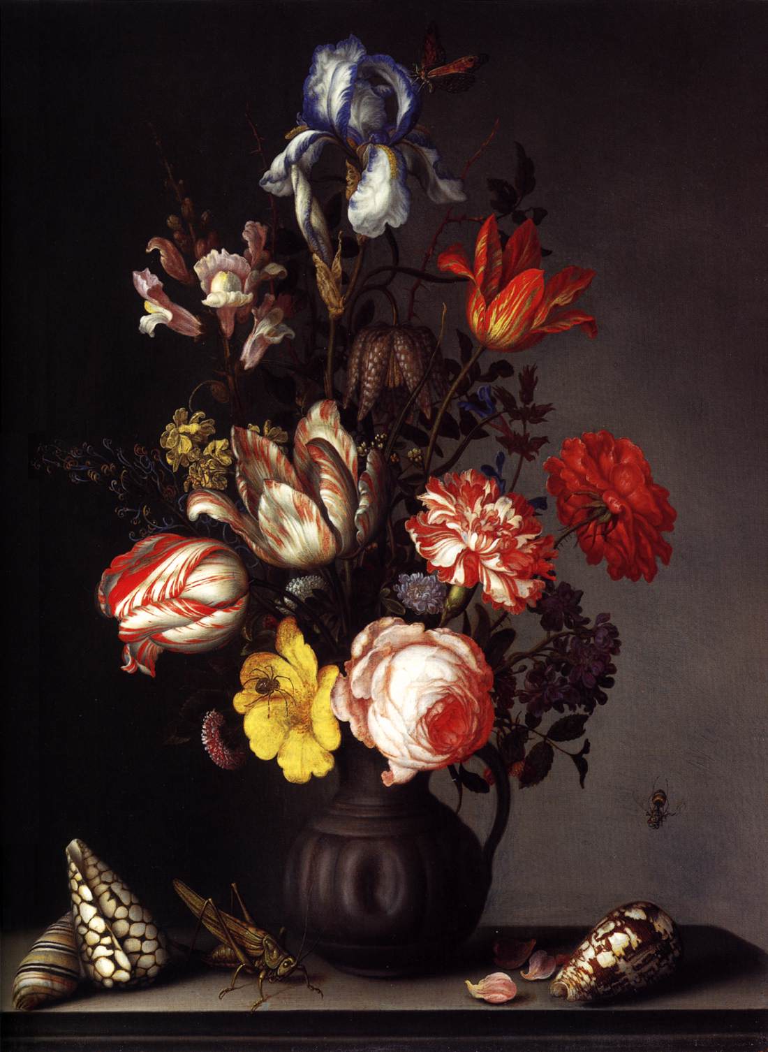 Blüten in einer Vase mit Muscheln und Insekten