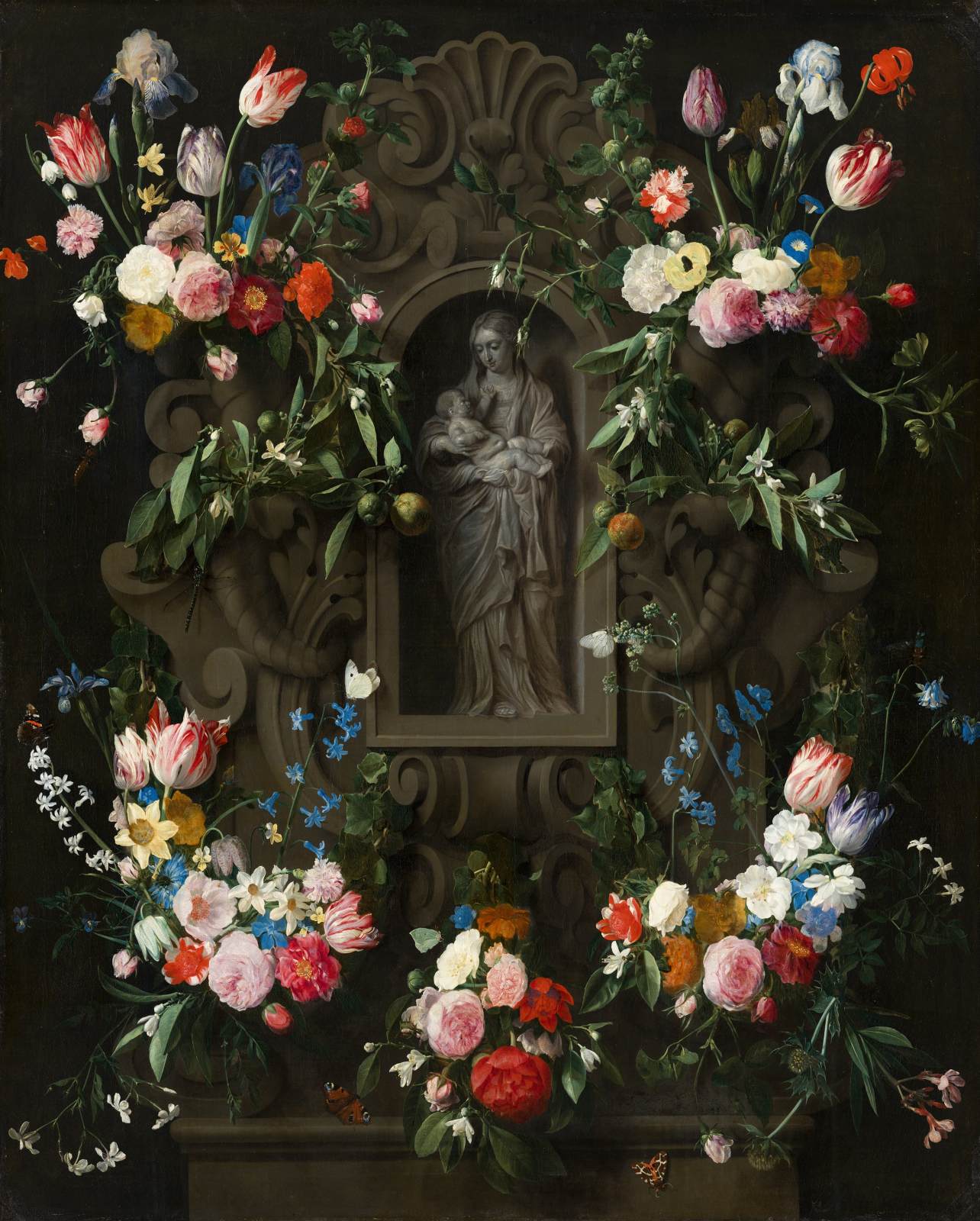 Guirlanda de flores em torno de uma escultura da Virgem Maria