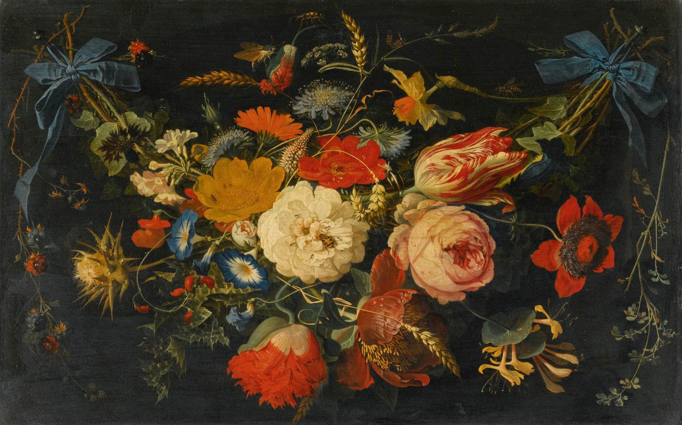 Ghirlandi di fiori appesi e frutti