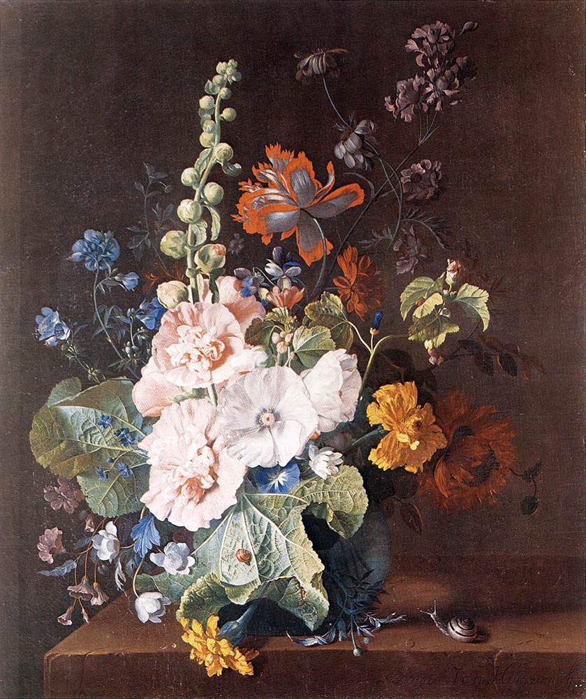Hollyhocks og andre blomster i en vase