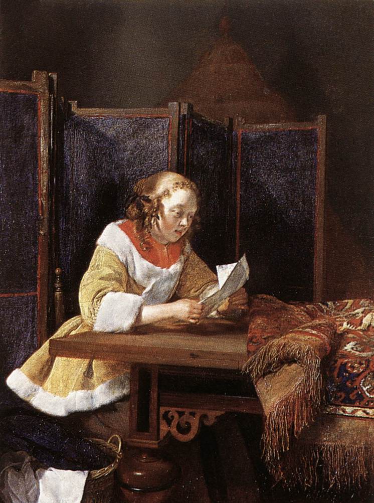 Una signora che legge una lettera
