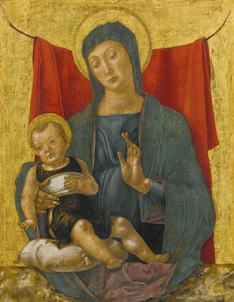 Die Jungfrau und das Kind vor einem roten Vorhang