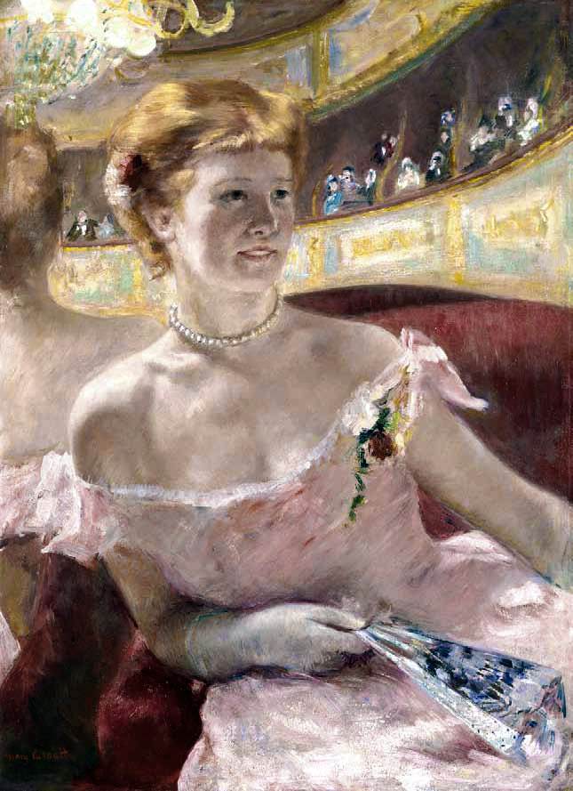 Kobieta z perelowym naszyjnikiem w loge