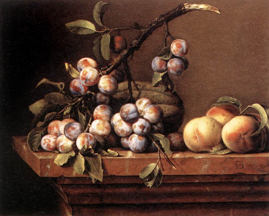Pruimen en perziken aan een tafel