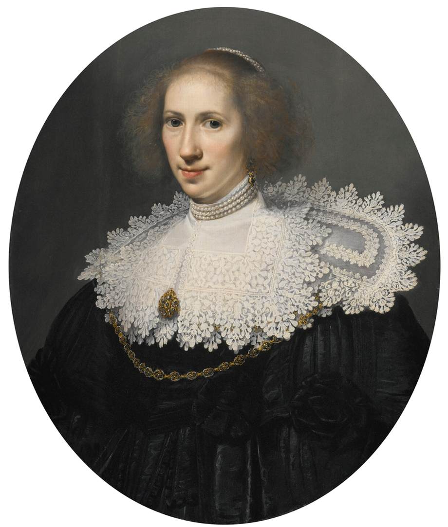 Portrait d'une dame avec du cou de dentelle et des perles