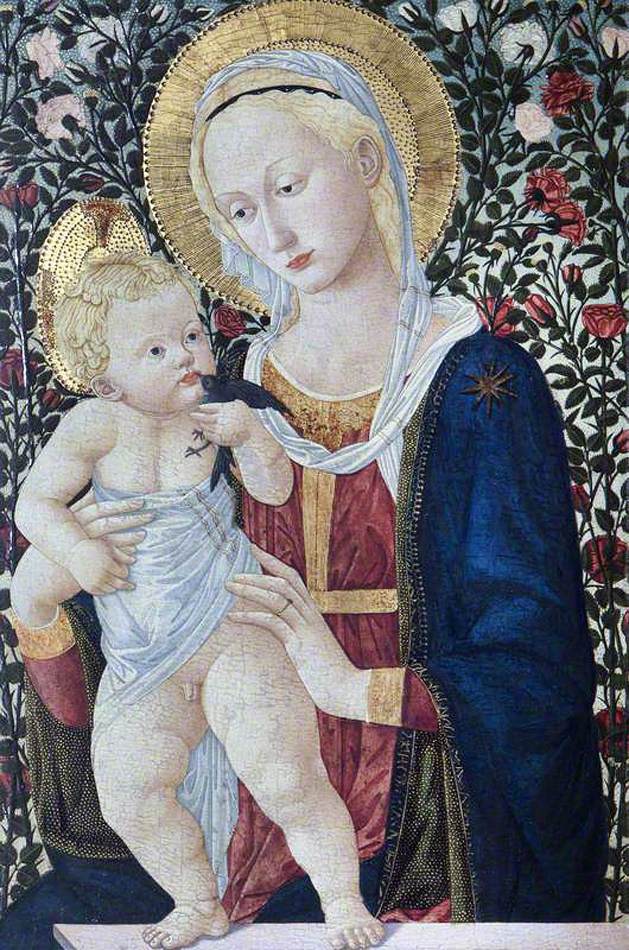 La vierge et l'enfant avant une haie de roses