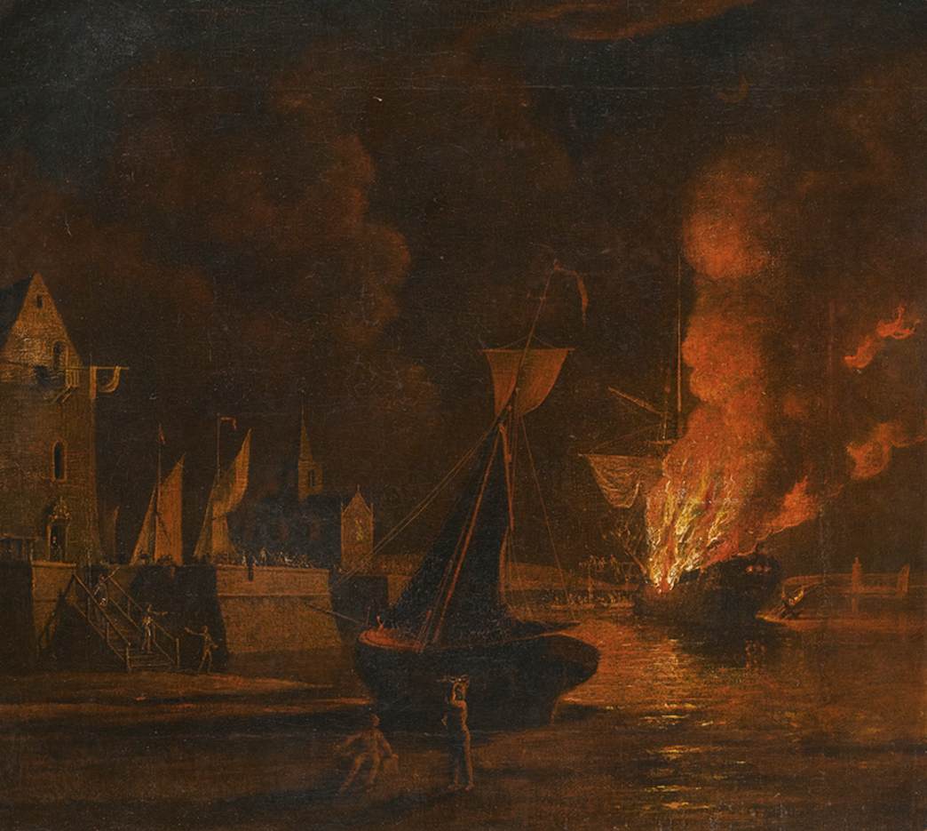 Et flammeskib om natten i en byhavn