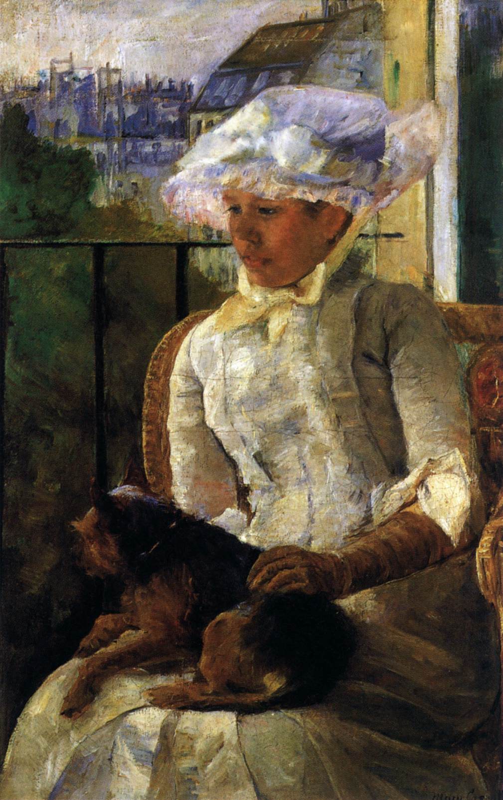 Susana på en balkong som håller en hund
