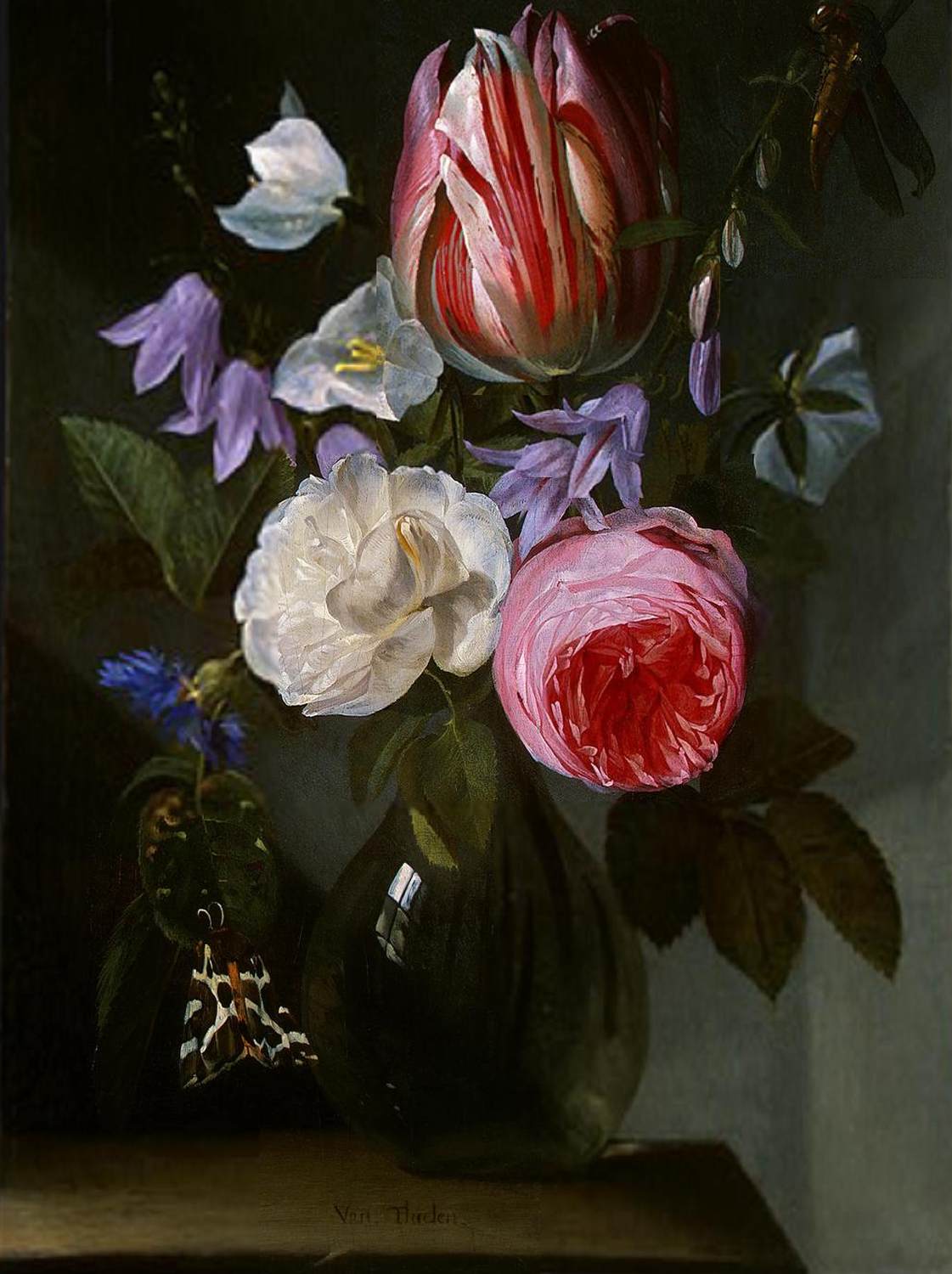 Rosas e un tulipano in un vaso di vetro
