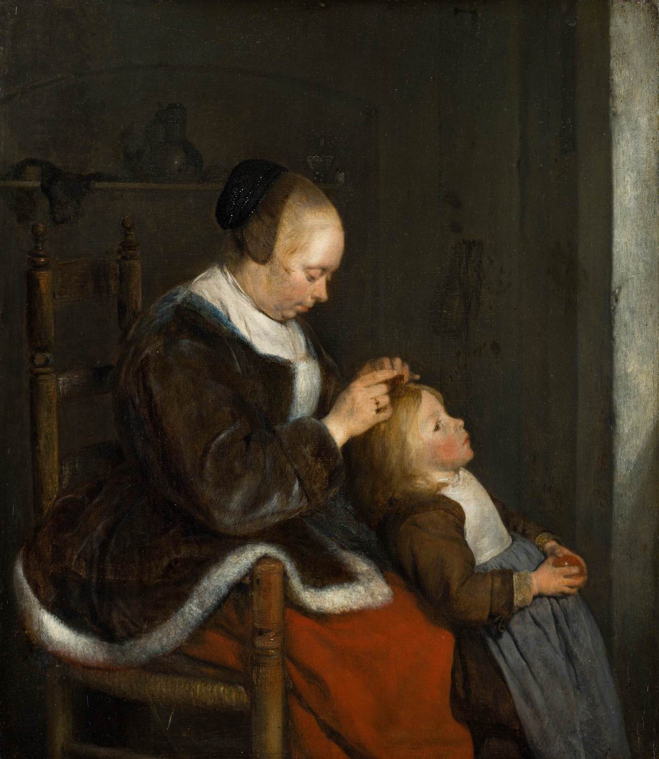 Mãe penteando o cabelo do filho