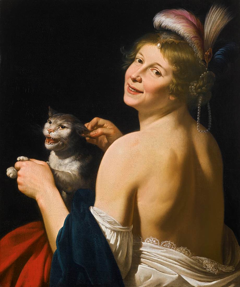 Ung kvinde leger med en kat