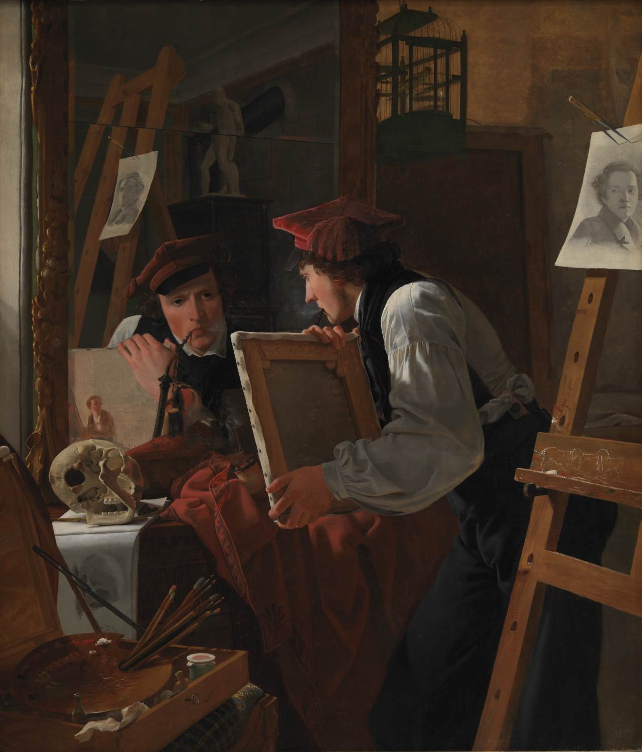 Un jeune artiste qui examine un croquis dans un miroir